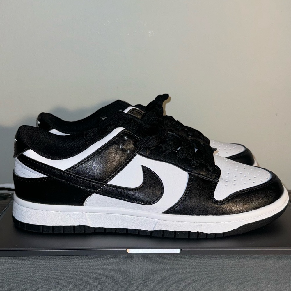 Women’s Nike Panda Dunks size 8